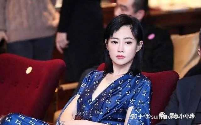 极品身材高颜值美女 全裸发骚诱惑 床上用小振动棒来回抽插逼逼 高潮喷水大秀